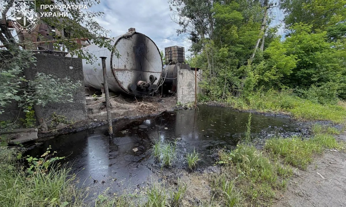 Предприниматель из Винницкой области «заработал» на дорогах и, в придачу, залил нефтью землю в Виннице