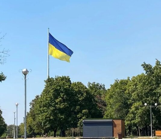 В Краматорске восстановили самый большой флаг Украины в Донецкой области: армия РФ забросала флагшток FPV-дронами