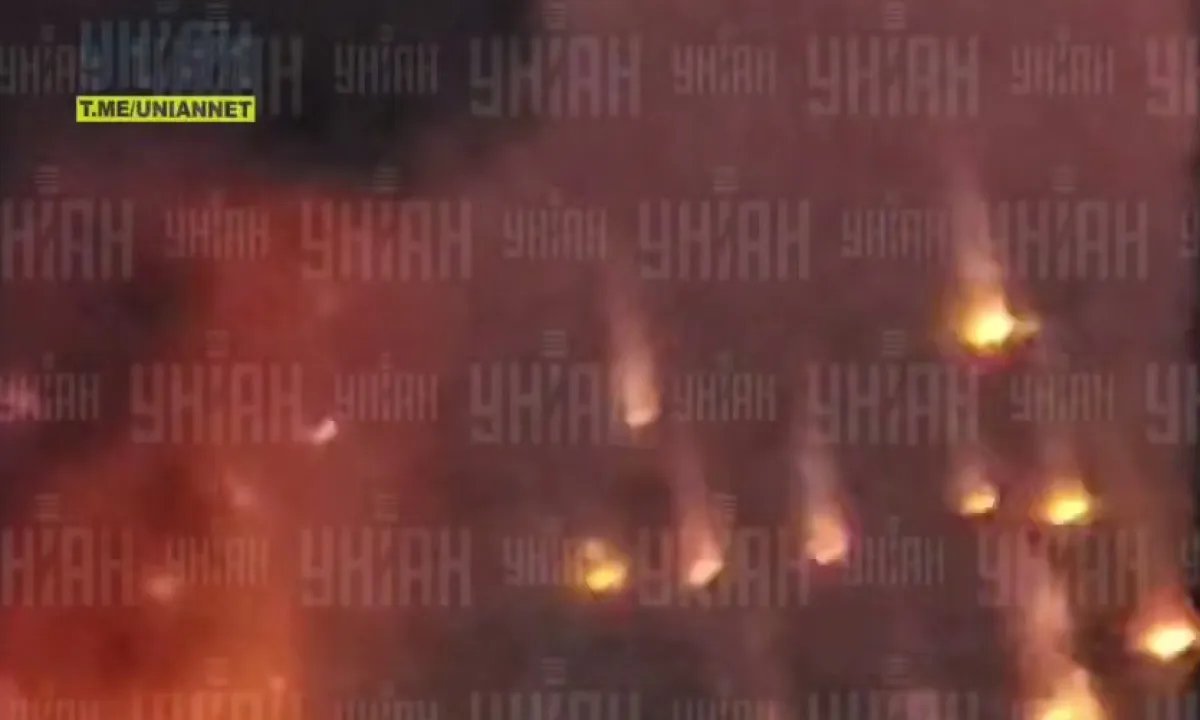 Огненный столб до неба: под Киевом после громкого взрыва начался масштабный пожар. ВИДЕО