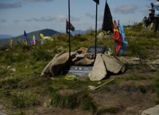 На вершині Говерли встановили монумент на честь загиблих воїнів ССО