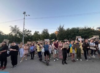 «Влада нас не чує!»: у Дніпрі під час мітингу проти відставки Федорова пройшла хода