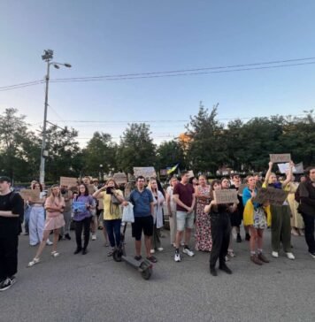 «Влада нас не чує!»: у Дніпрі під час мітингу проти відставки Федорова пройшла хода