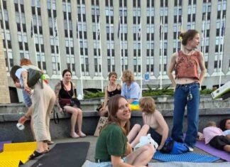 У Дніпрі близько 50 людей вийшли на «лежачий протест» із вимогою повернути Федорова