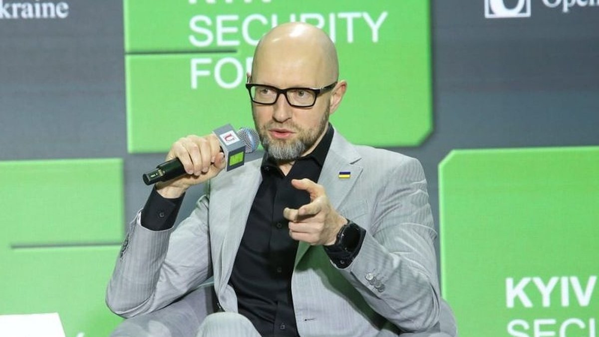 Исторические проблемы Польши и Украины следует решать с помощью специального юридического механизма, считает Яценюк