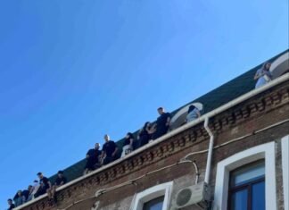 У Дніпрі під час обшуків працівники офісів стрибали з вікон і ховалися на даху