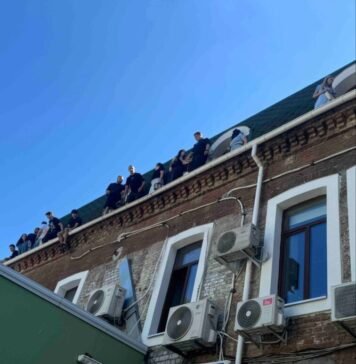 У Дніпрі під час обшуків працівники офісів стрибали з вікон і ховалися на даху