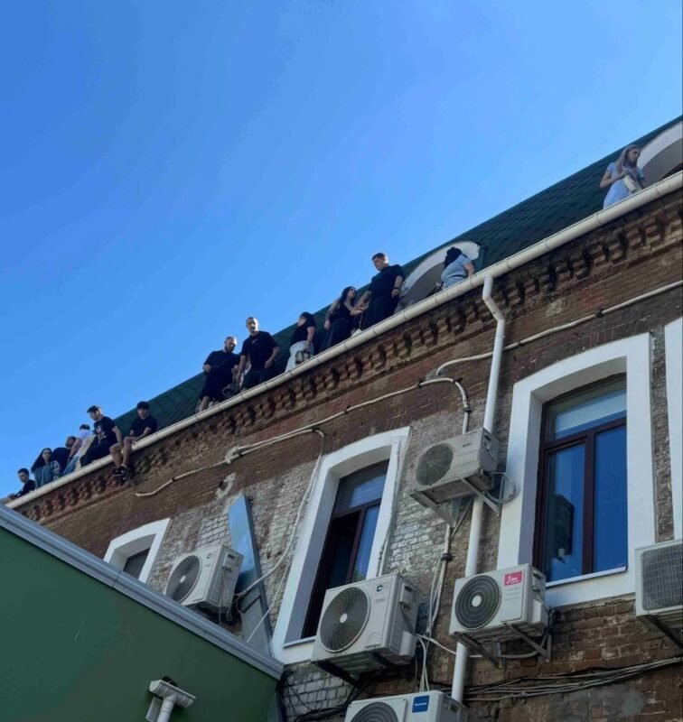 У Дніпрі під час обшуків працівники офісів стрибали з вікон і ховалися на даху