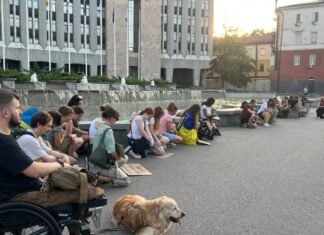 Паперові кораблики та стрім Стерненка: у Дніпрі проходить 23-тя акція на підтримку Федорова
