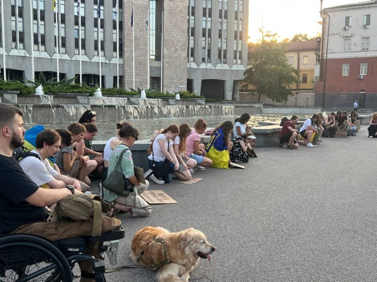 Паперові кораблики та стрім Стерненка: у Дніпрі проходить 23-тя акція на підтримку Федорова