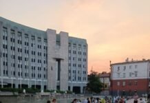 Наказ на великій картонці: у Дніпрі на 24-ту акцію протесту вийшли близько 35 людей
