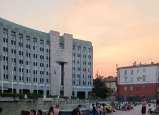 Наказ на великій картонці: у Дніпрі на 24-ту акцію протесту вийшли близько 35 людей