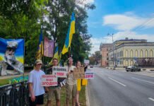 Рух «Гроші на ЗСУ» провів акцію біля Дніпровської міськради