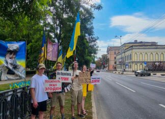 Рух «Гроші на ЗСУ» провів акцію біля Дніпровської міськради