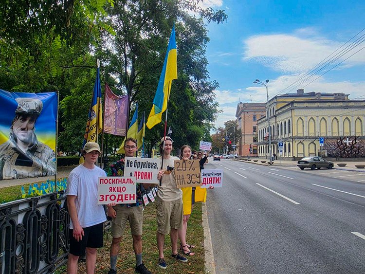 Рух «Гроші на ЗСУ» провів акцію біля Дніпровської міськради