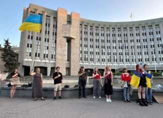 «Нас не чують»: у Дніпрі близько 35 людей вийшли на 27-му акцію на підтримку Федорова