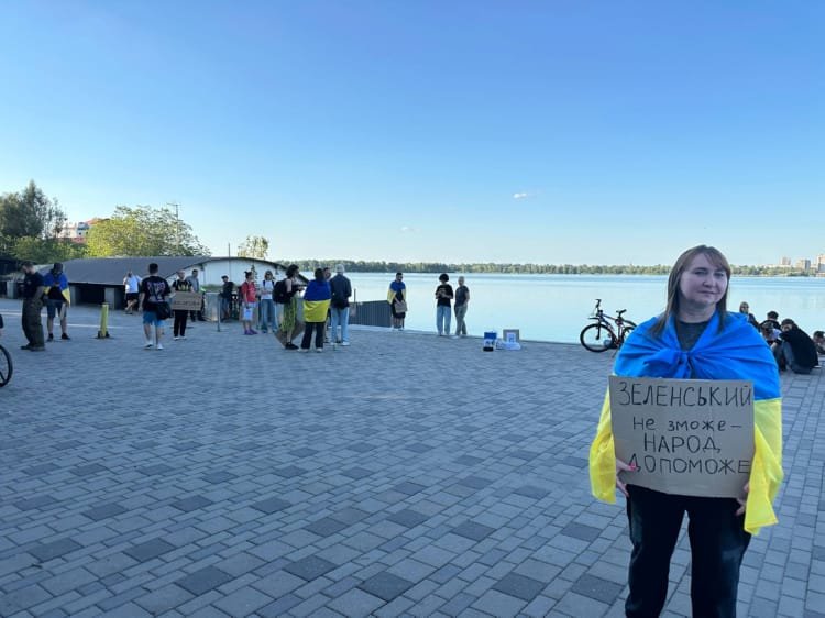 «Досить ігнорувати!»: у Дніпрі близько 70 людей вийшли на протестну ходу проти звільнення Федорова