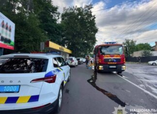 Лег под колеса ради друга: на Днепропетровщине полицейская машина тяжело травмировала мужчину. ВИДЕО