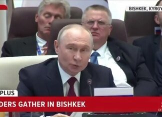 Песков зашел за спину Путина, и мир увидел отношение пресс-секретаря ко всяким «печенегам». ВИДЕО