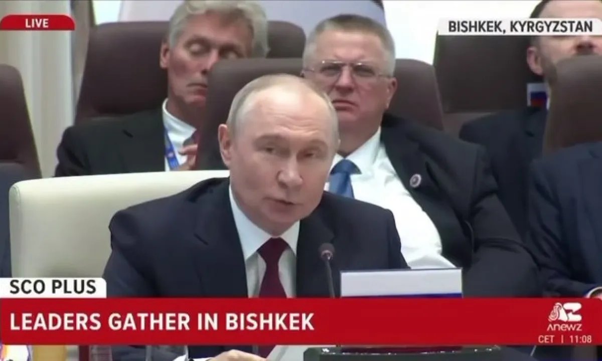 Песков зашел за спину Путина, и мир увидел отношение пресс-секретаря ко всяким «печенегам». ВИДЕО