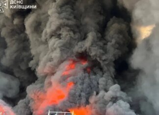 В Киевской области в результате обстрела загорелись склады в Бориспольском и Бучанском районах