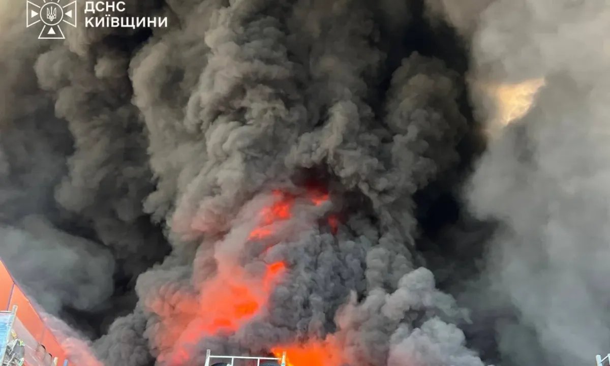 В Киевской области в результате обстрела загорелись склады в Бориспольском и Бучанском районах