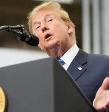 На сайте Белого дома появились видеоигры, где Трамп «ловит» мигрантов