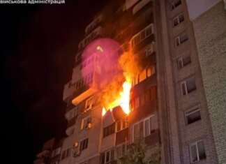 В Запорожье после удара дрона РФ загорелось многоэтажное здание