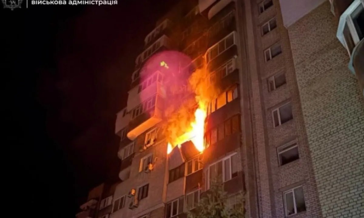В Запорожье после удара дрона РФ загорелось многоэтажное здание