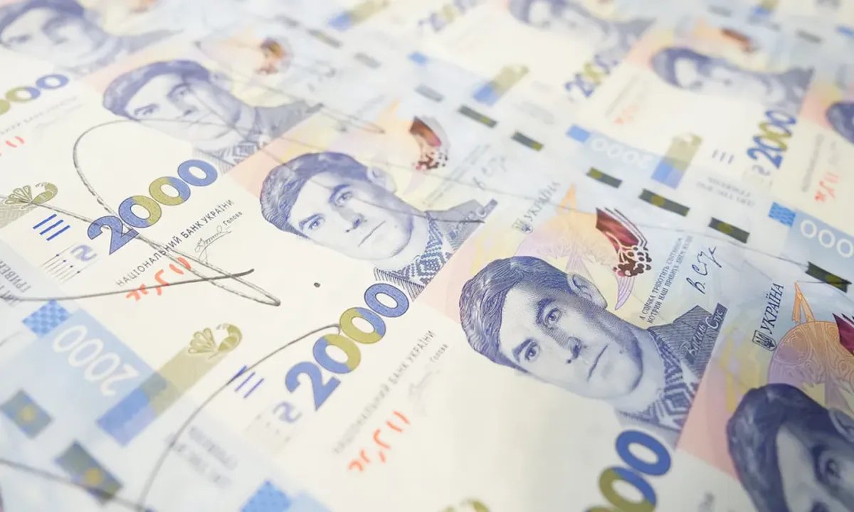 Скандал со шрифтом уже позади: в Украине появилась банкнота номиналом 2000 гривен с портретом Стуса