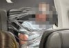 Пассажир рейса American Airlines устроил драку и высказывал расистские оскорбления во время полета — его привязали скотчем к креслу