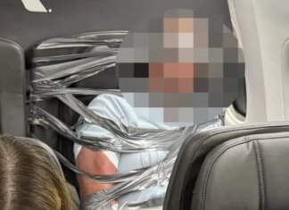 Пассажир рейса American Airlines устроил драку и высказывал расистские оскорбления во время полета — его привязали скотчем к креслу