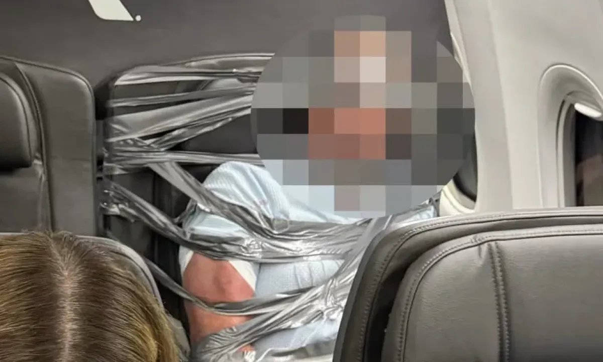 Пассажир рейса American Airlines устроил драку и высказывал расистские оскорбления во время полета — его привязали скотчем к креслу