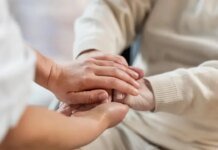 Комиссия должна была прийти оформить уход за 90-летней мамой, а сына в тот же день загребли в армию
