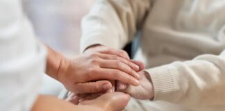Комиссия должна была прийти оформить уход за 90-летней мамой, а сына в тот же день загребли в армию