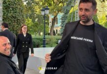 Троллинг высшего уровня: Зеленский вручил американским дипломатам сувениры с главным штампом пропаганды РФ