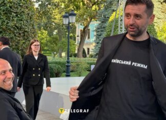 Троллинг высшего уровня: Зеленский вручил американским дипломатам сувениры с главным штампом пропаганды РФ