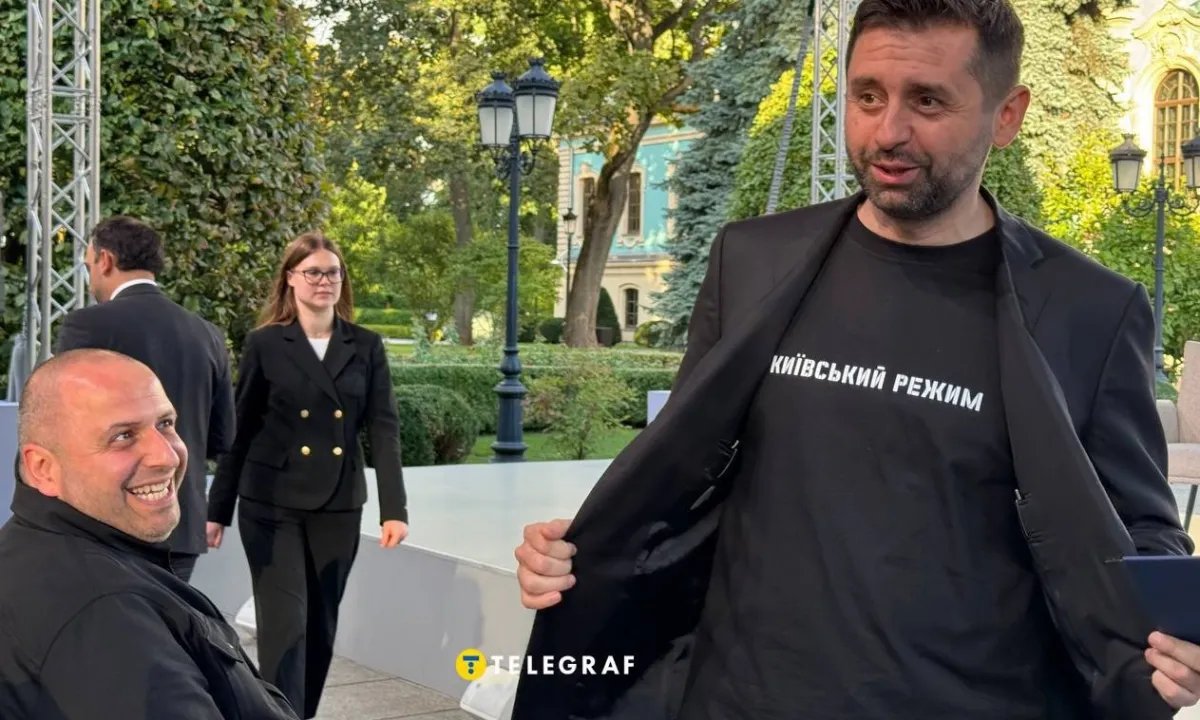 Троллинг высшего уровня: Зеленский вручил американским дипломатам сувениры с главным штампом пропаганды РФ