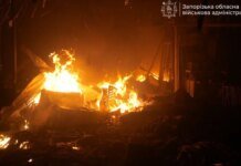 В Запорожье после атаки РФ горит торговый центр