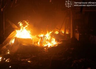 В Запорожье после атаки РФ горит торговый центр