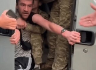 Омбудсмен требует информацию с бодикамер, как в Мукачево ТЦК силой затащили в бус мужчину. ВИДЕО