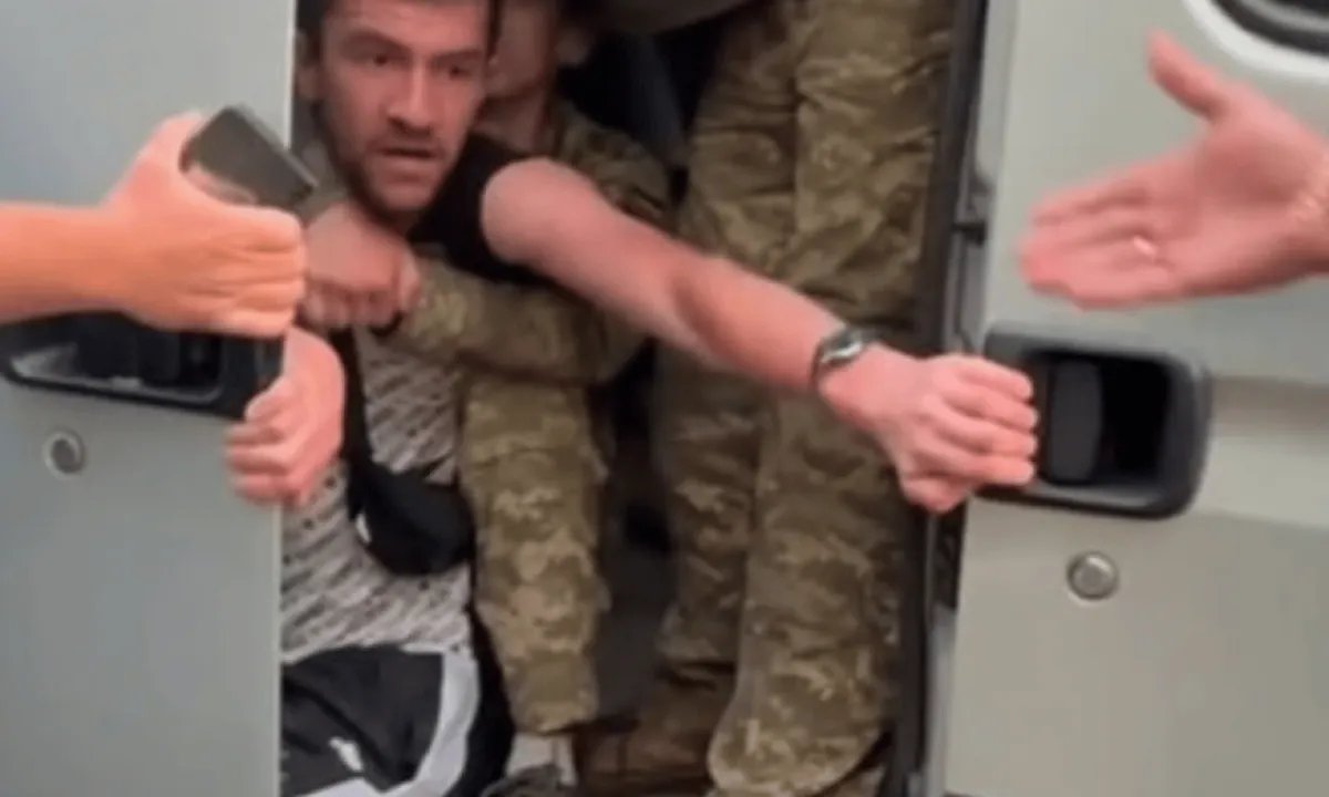 Омбудсмен требует информацию с бодикамер, как в Мукачево ТЦК силой затащили в бус мужчину. ВИДЕО