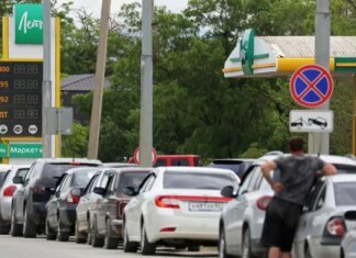 В Петербурге бензин остался только на 40% АЗС, а цена литра у перекупщиков взлетела до 570 рублей. ВИДЕО