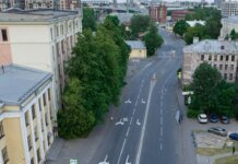 «Сверхдержава, где бензин течет из березы…» — россиянин показал опустевший Петербург. ВИДЕО