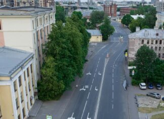 «Сверхдержава, где бензин течет из березы…» — россиянин показал опустевший Петербург. ВИДЕО