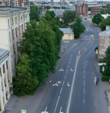 «Сверхдержава, где бензин течет из березы…» — россиянин показал опустевший Петербург. ВИДЕО