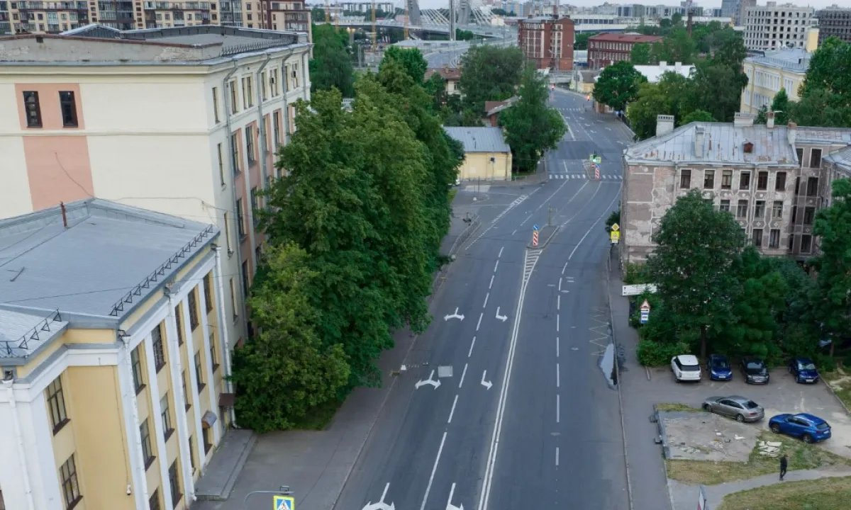 «Сверхдержава, где бензин течет из березы…» — россиянин показал опустевший Петербург. ВИДЕО