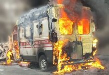 Автомобиль сгорел дотла: РФ попала в машину скорой помощи в Херсоне, есть пострадавшие