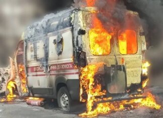 Автомобиль сгорел дотла: РФ попала в машину скорой помощи в Херсоне, есть пострадавшие