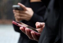 ЄС планує запропонувати заборону на використання соцмереж та чат-ботів з ШІ для дітей до 15 років