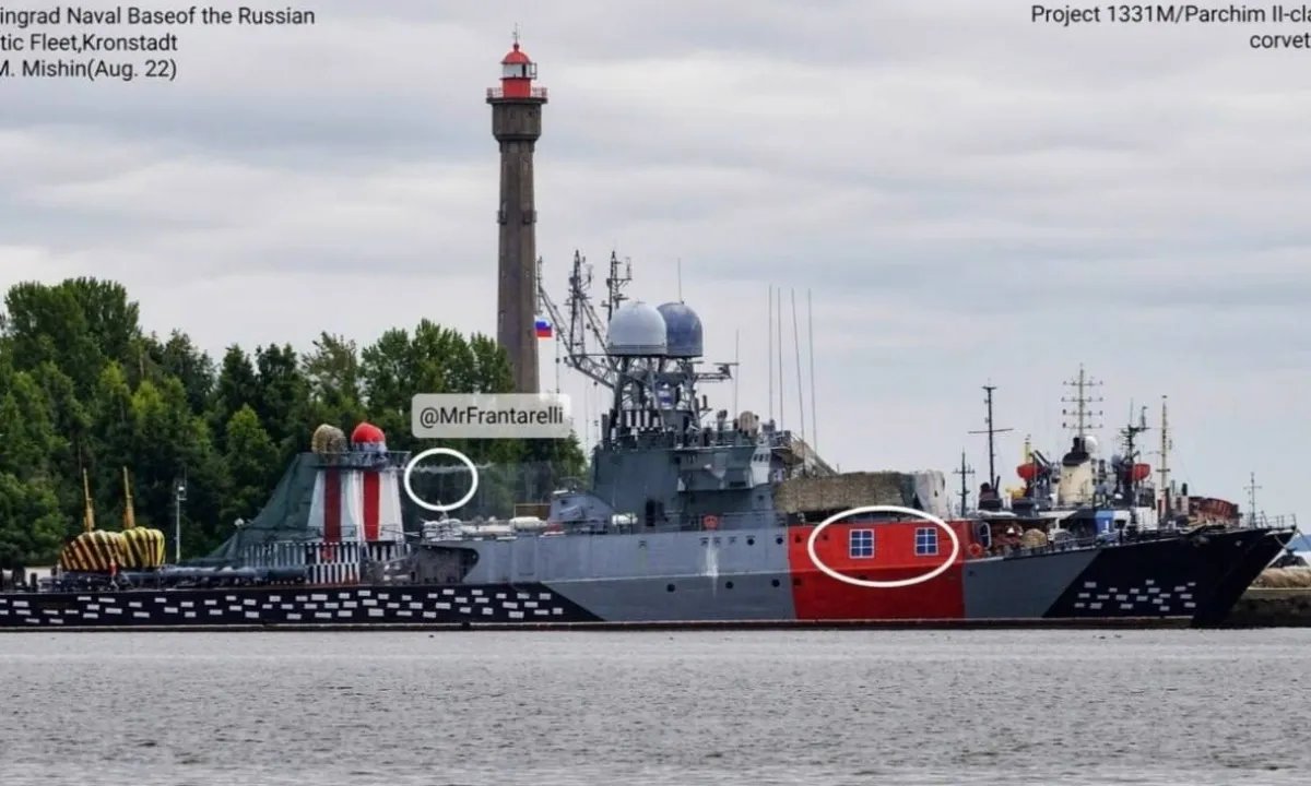 «Домики на воде» в Кронштадте: россияне перекрасили корабли Балтийского флота для обмана дронов с ИИ